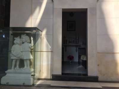 � la commovente scultura in gesso posta all�esterno di una cappella situata nel Cimitero monumentale di Bari...